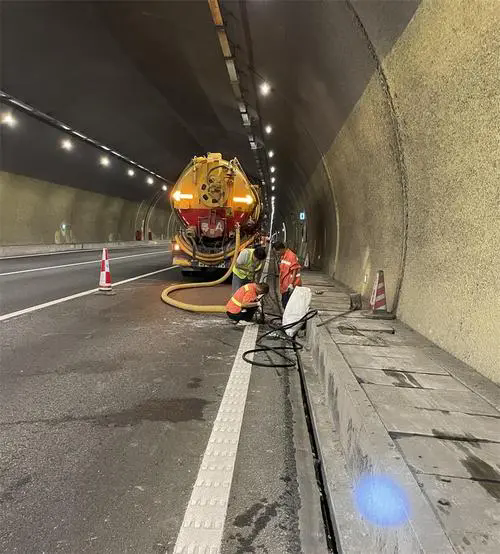 黄岛隧道排水渠清淤